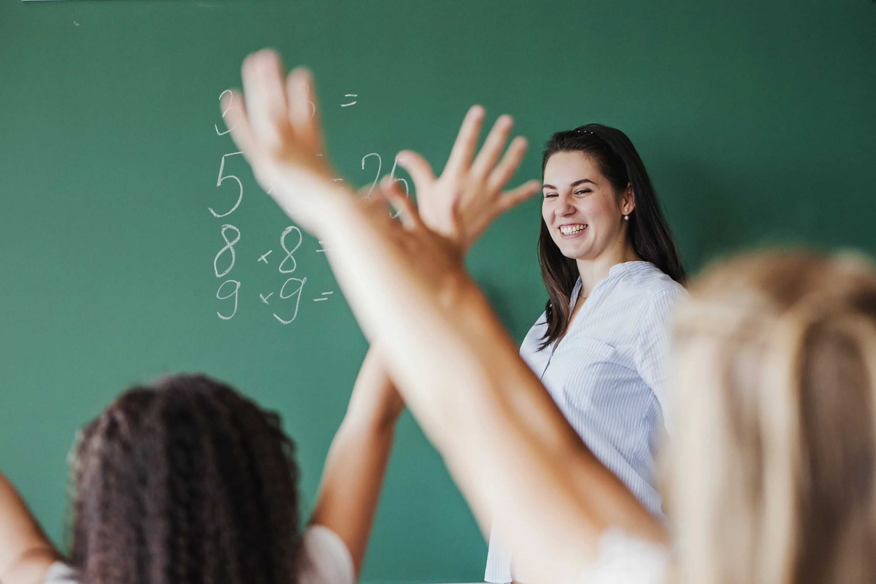 The special teacher. Счастливый учитель. Преподавание в начальных классах. Аудитория людей. Обучение взрослых людей в классе.