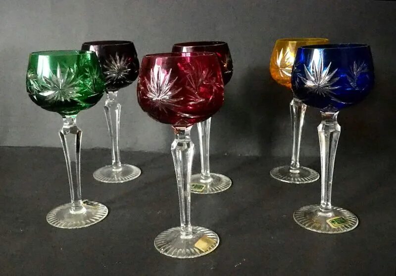 налей водки. и рюмочку хрустальную до краешка. водка с красной икрой. шампанское наливают в бокал. водка льется.