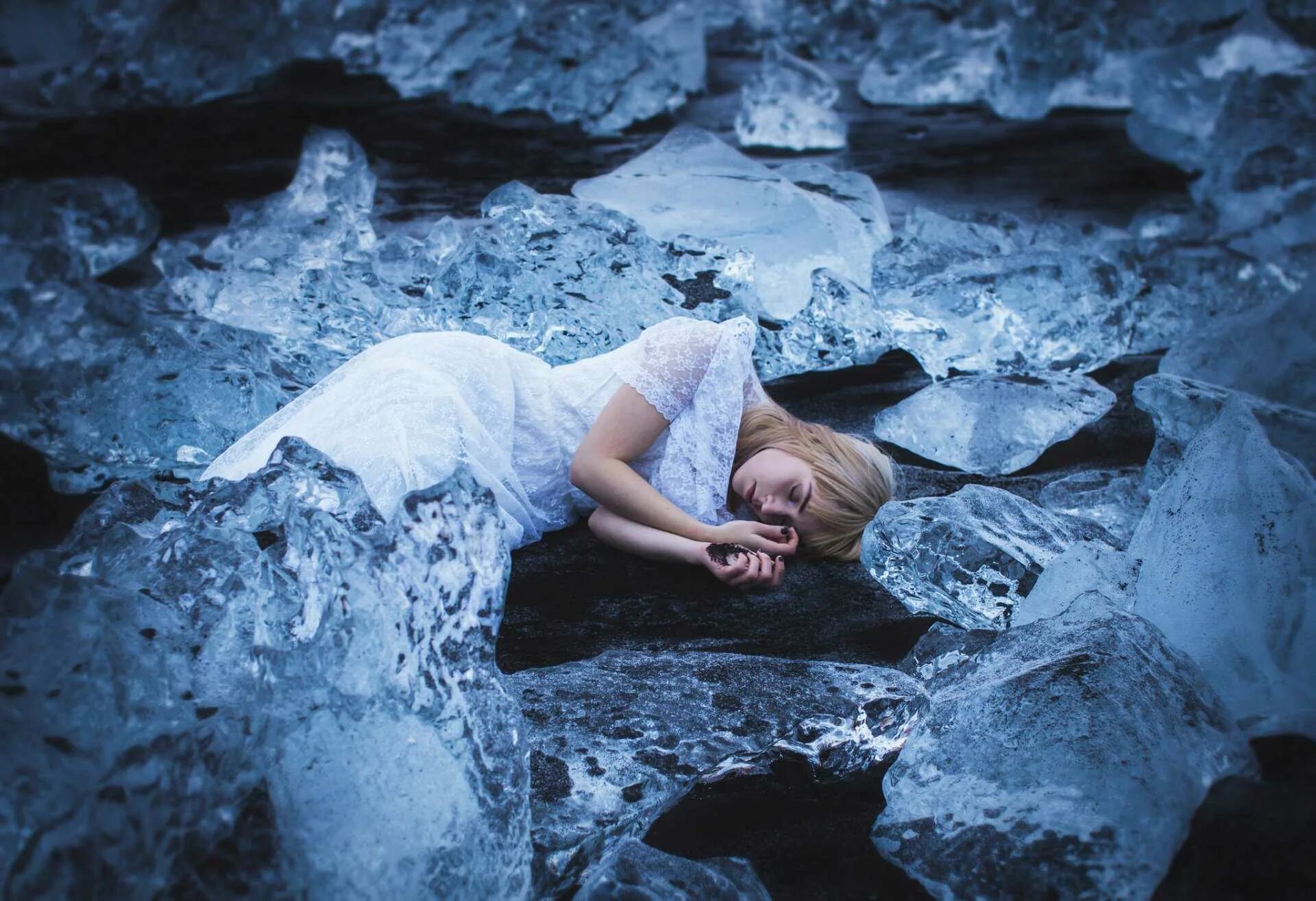 К чему снятся камни во сне женщине. Фотосессия на льду. Девушка во льду. Девушка лежит на льду. Замерзшая девушка.