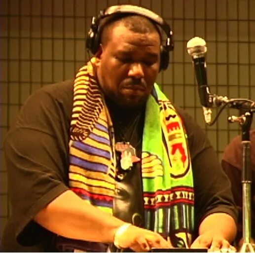 Afrika bambaataa. Африка Бамбата. DJ Afrika Bambaataa. Хип хоп Африка бамбаат. Хип хоп Южный Бронкс Африка бамбаат.