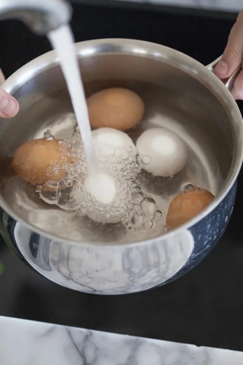Сколько варится яичко