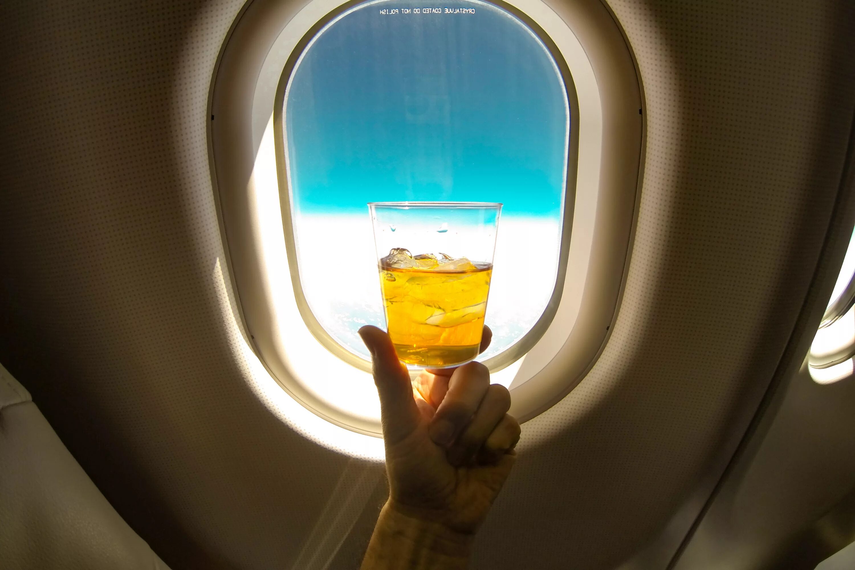 Шампанское в самолете можно