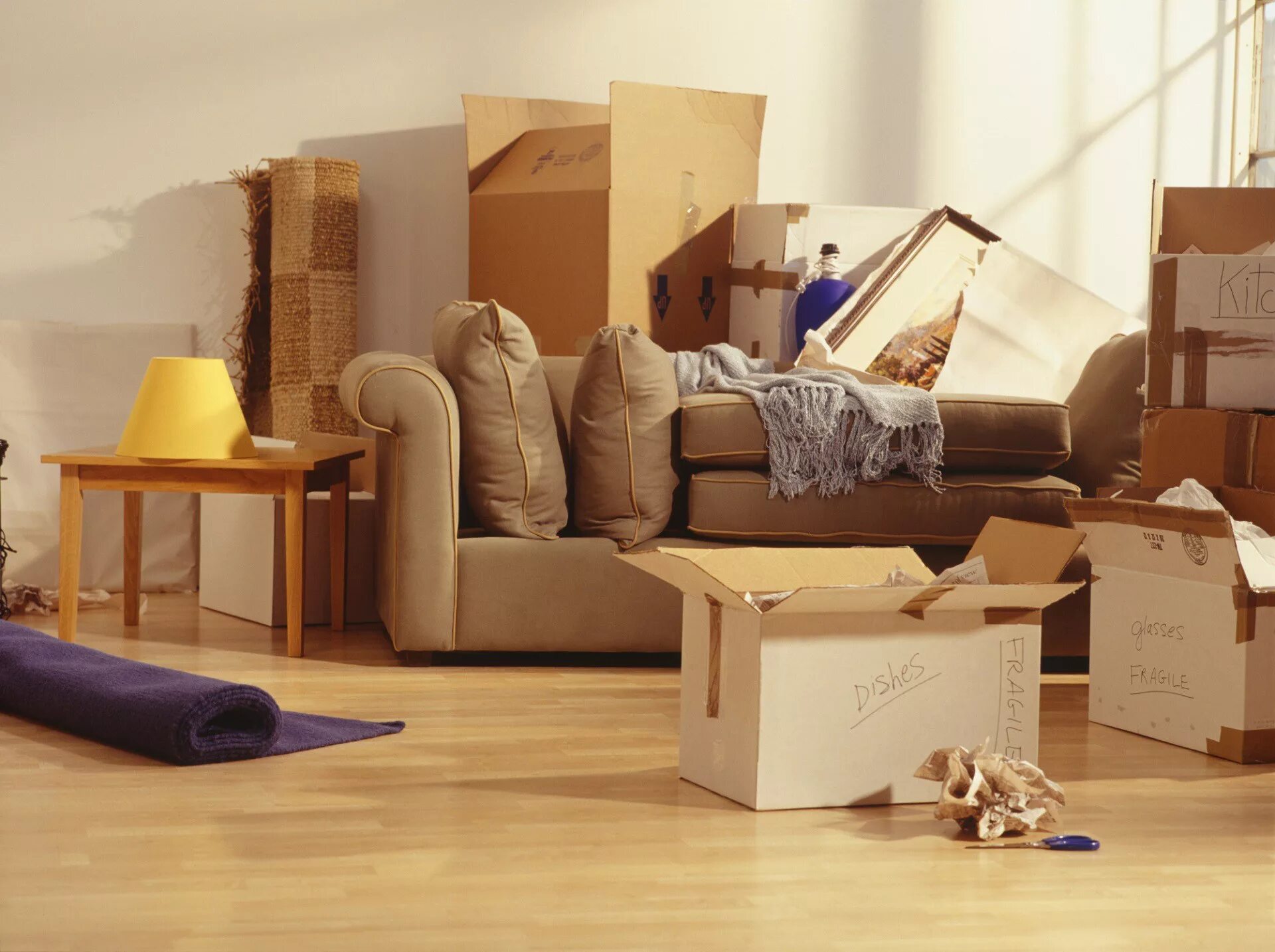 Move package. Упаковка мебели. Коробки в квартире. Упаковка вещей для переезда. Красивая упаковка для мебели.
