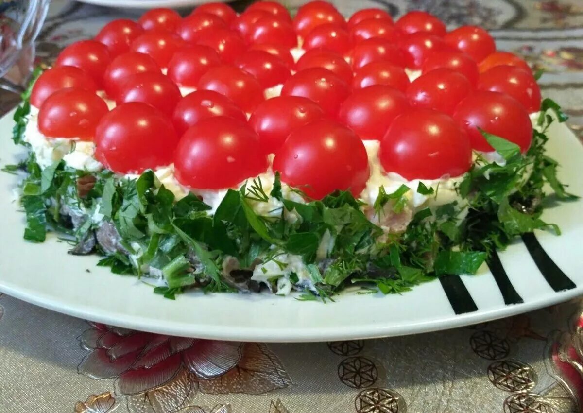 Салат из помидор простой рецепт вкуснейший. Салат любимый. Салат любимый муж. Оригинальные салаты на праздничный стол. Салаты на день рождения.