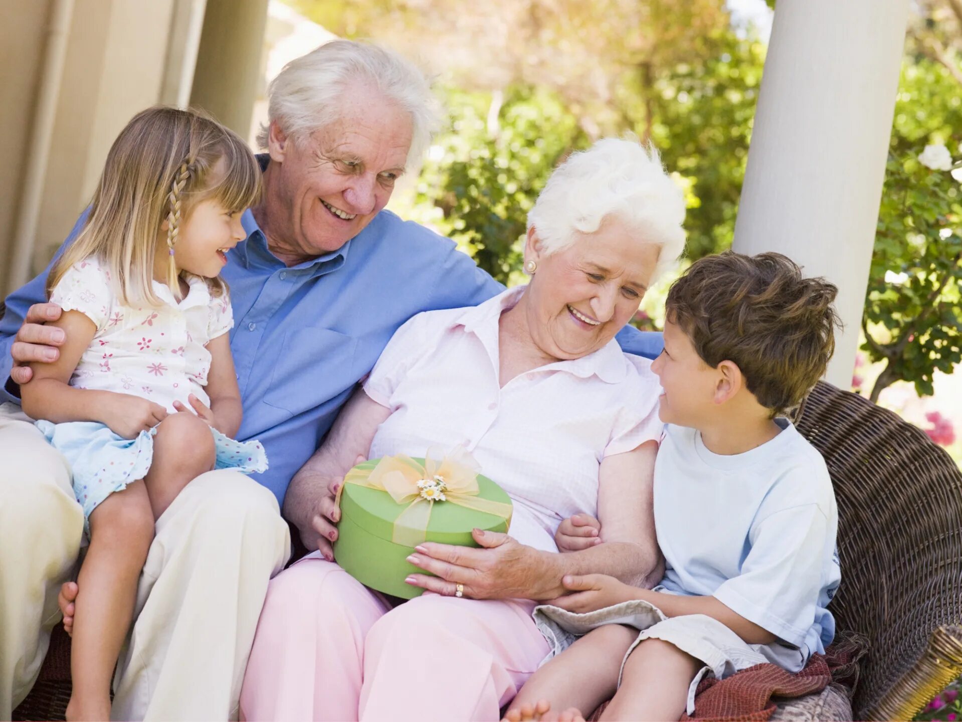 Do your grandparents. Пожилые и дети. Пожилые люди с детьми и внуками. Бабушка и дедушка с внуками. Пожилой человек в семье.