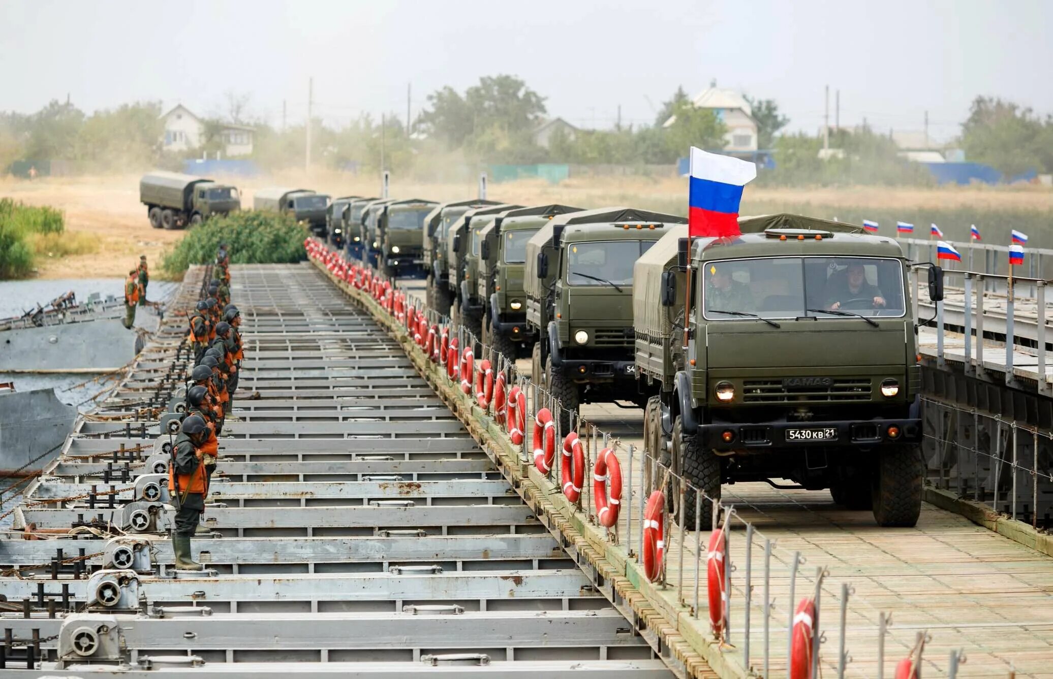 Зачем выводят войска. Войска на границе с Украиной. Войска России на границе с Украиной. Войска на границе. Российские войска на границе.