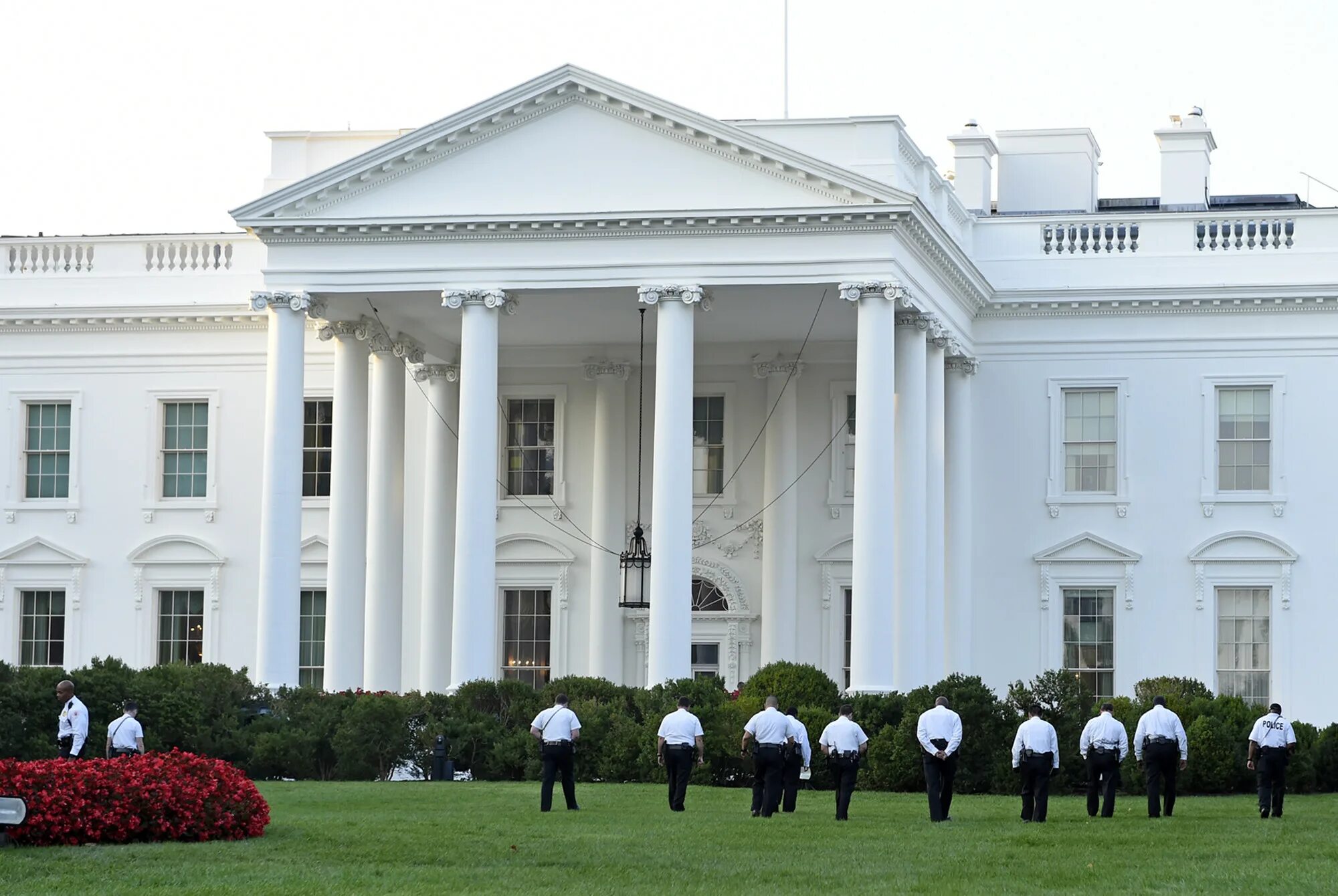Белый дом страна. Белый дом (the White House). Резиденция президента США белый дом. Белый дом Вашингтон внутри. Здание резиденции президента в США.