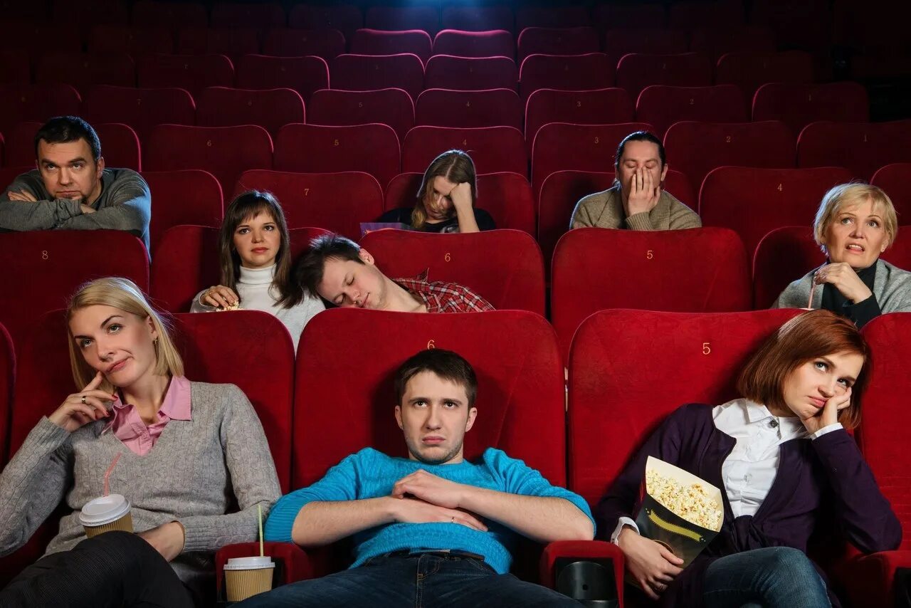 Почему нравится театр. Люди сидят в кинотеатре. Зрители в театре. Зрители в кинозале. Зал кинотеатра с людьми.