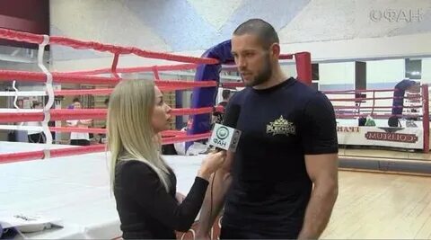 Боксер слева должен