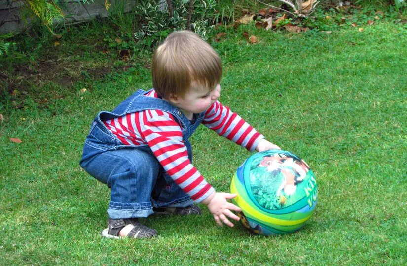 Игры с маленьким мячиком. Ребенок бросает мячик. Дети играют в мячик. Катать детский мяч. Игры на улице для годовалого малыша.