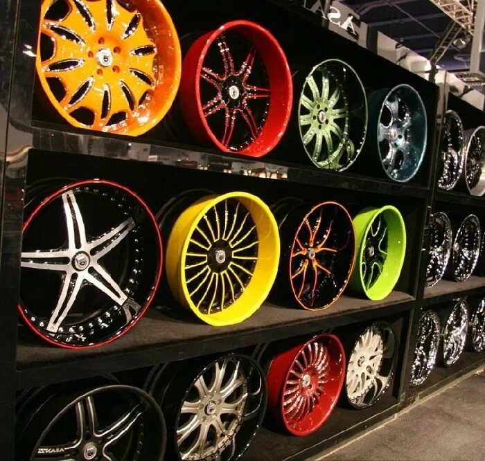 Мужчина в автомагазине. Диск chrome shadow. Колесо на дороге. Колесо изобретение человечества. Choosing wheel.