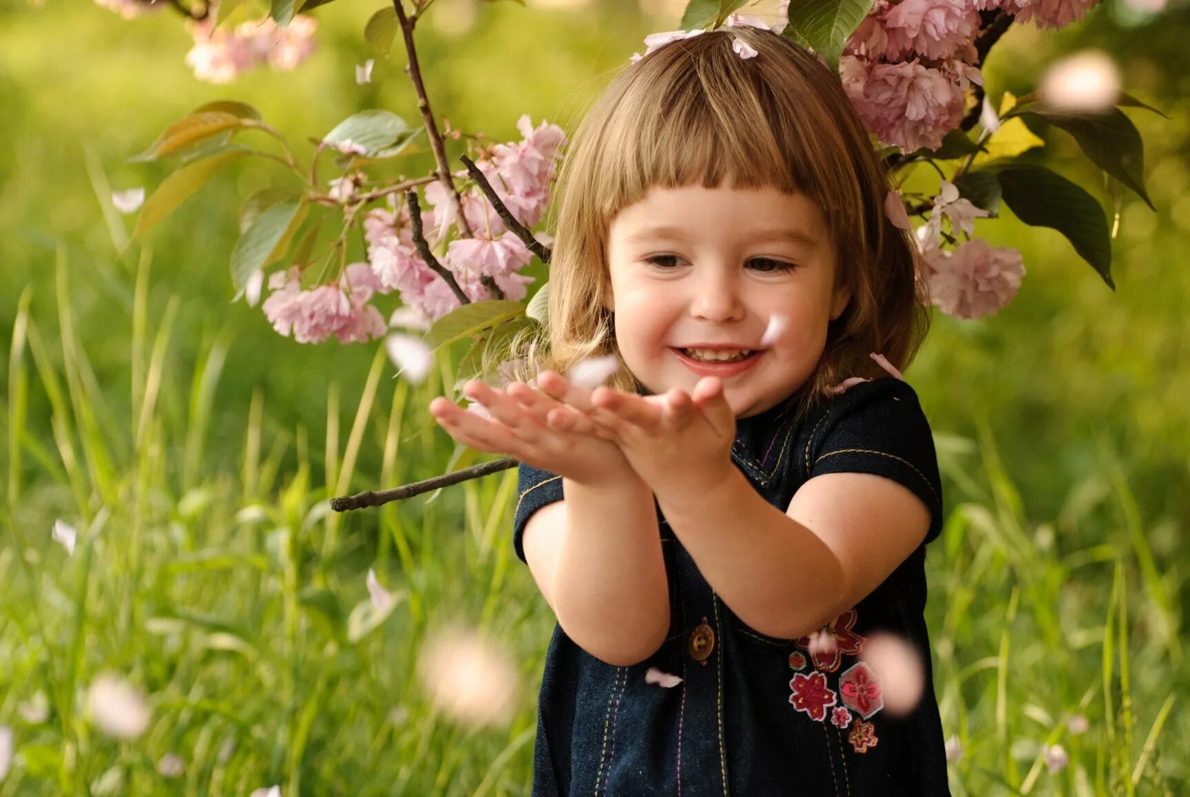 Детство это свет и радость слушать. Дети и природа. Радостные дети. Красивые счастливые дети.
