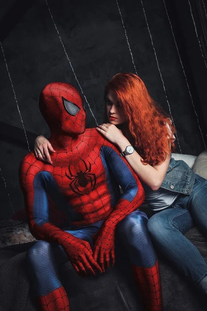 2 девушки в костюме человека паука. Человек паук девушка. Человек паук и его девушка.