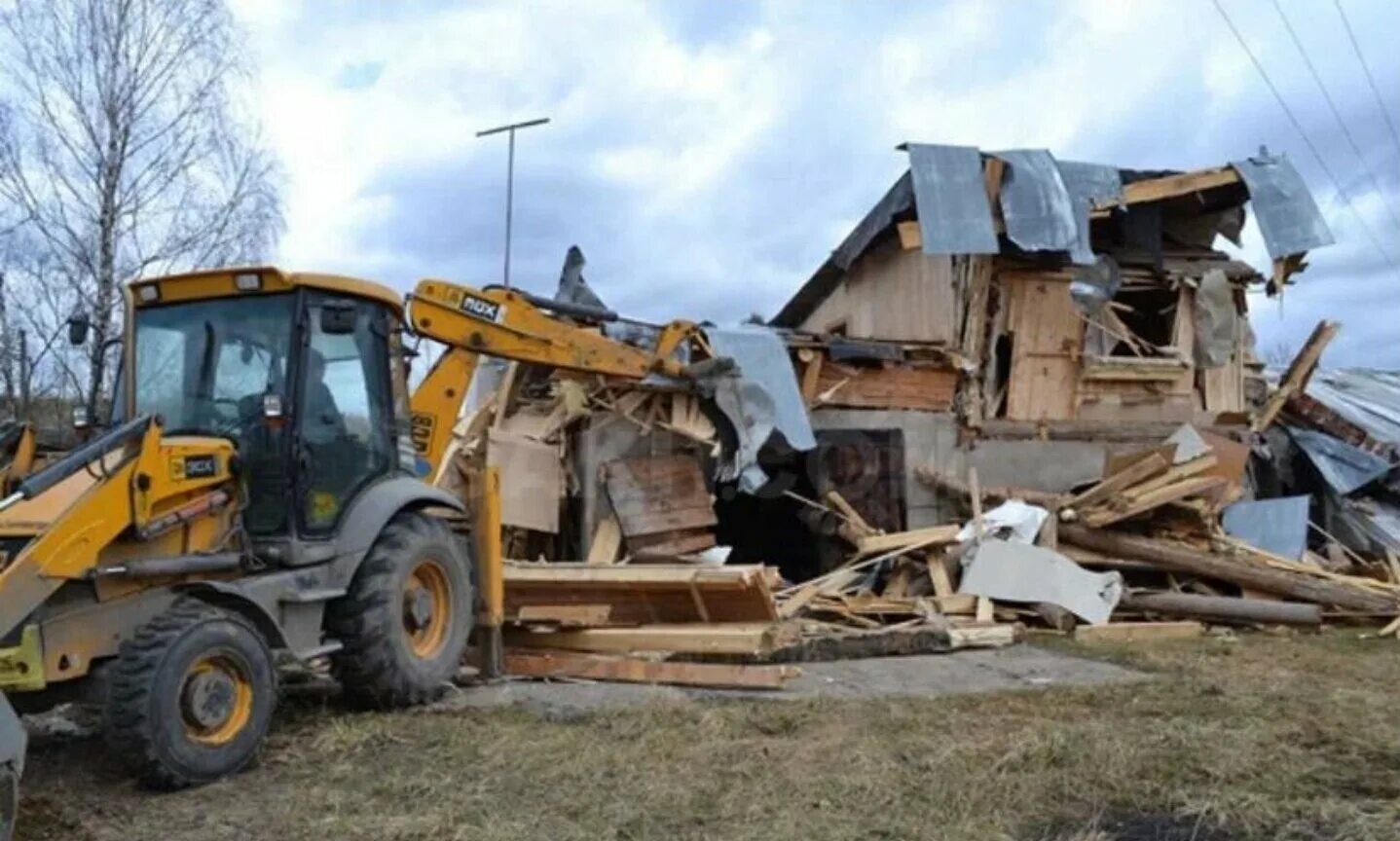 Демонтаж вывоз строений. Jcb 4cx сносит дом. jcb 3cx камаз. демонтаж дома экскоаато gsb 3cx.