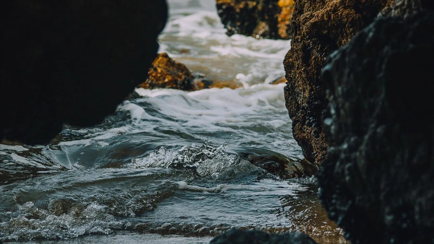 Песни камень и вода. Камни скалы вода.