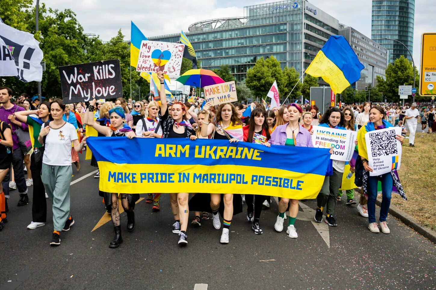 Люди поддержавшие украину. Прайд парад в Киеве. Прайд парад в Германии.