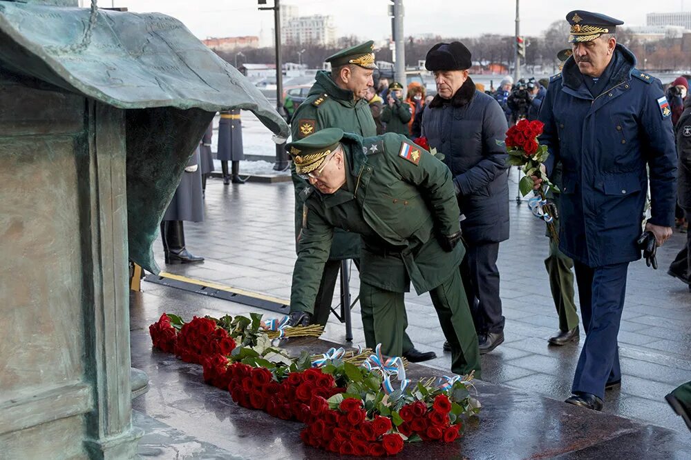 Маршал василевский сражение в районе луги. Памятники у Министерства обороны на Фрунзенской набережной. Памятник маршалу Василевскому в Москве. Памятник Василевскому в Москве на Фрунзенской набережной. Памятник Александру Василевскому в Москве.