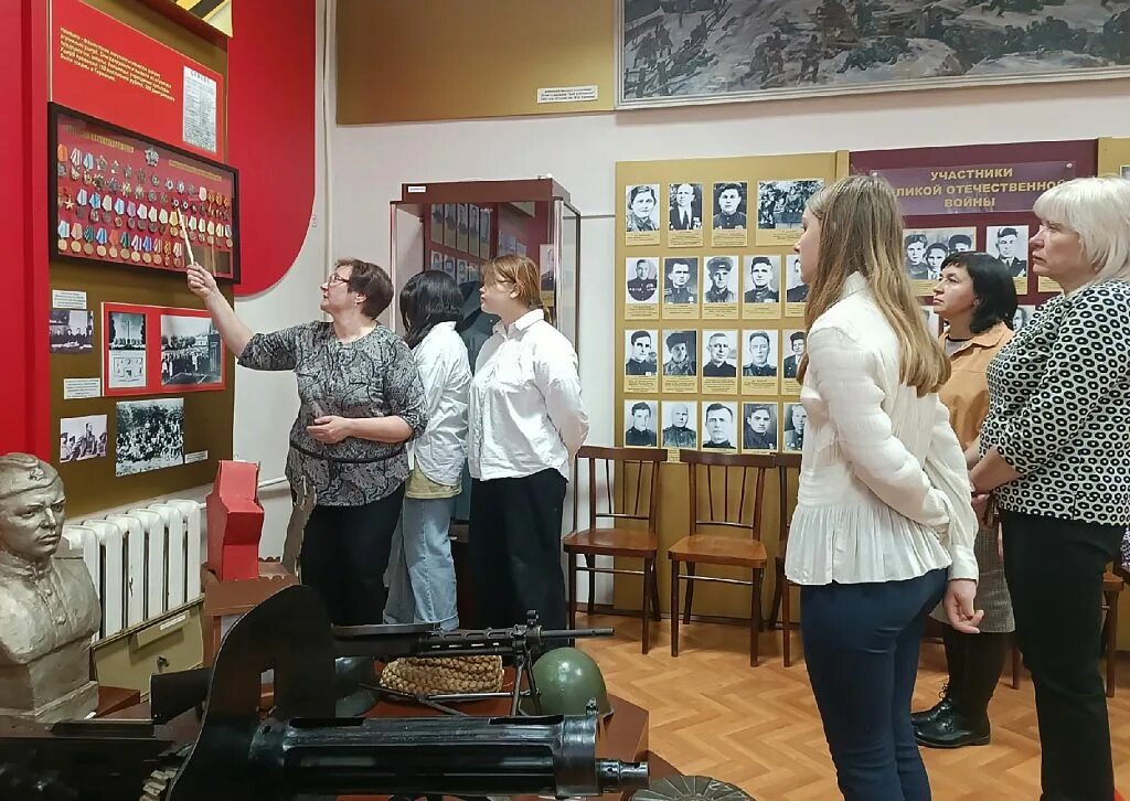 Историко-краеведческий музей белгород. Лучшее предложение / la migliore offerta (2012). Парень и девушка в музее. Музей предложение. Музей предложение.