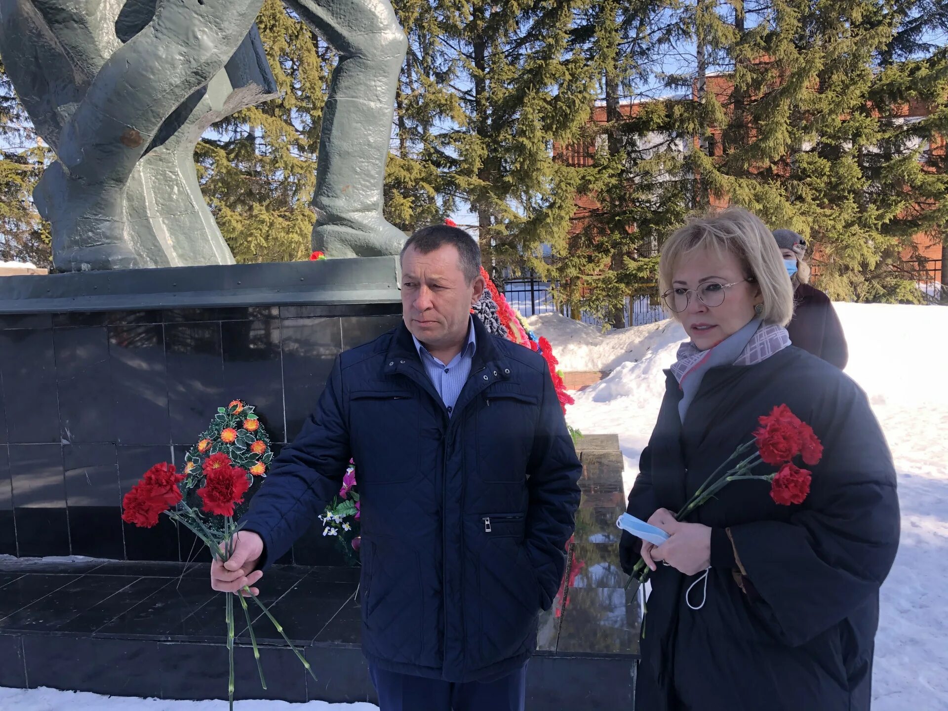 Погода в парабели томской области. Глава Парабельского района Карлов. Администрация Парабельского района. Глава администрации Парабельского района. Администрация Парабельского района Томской.