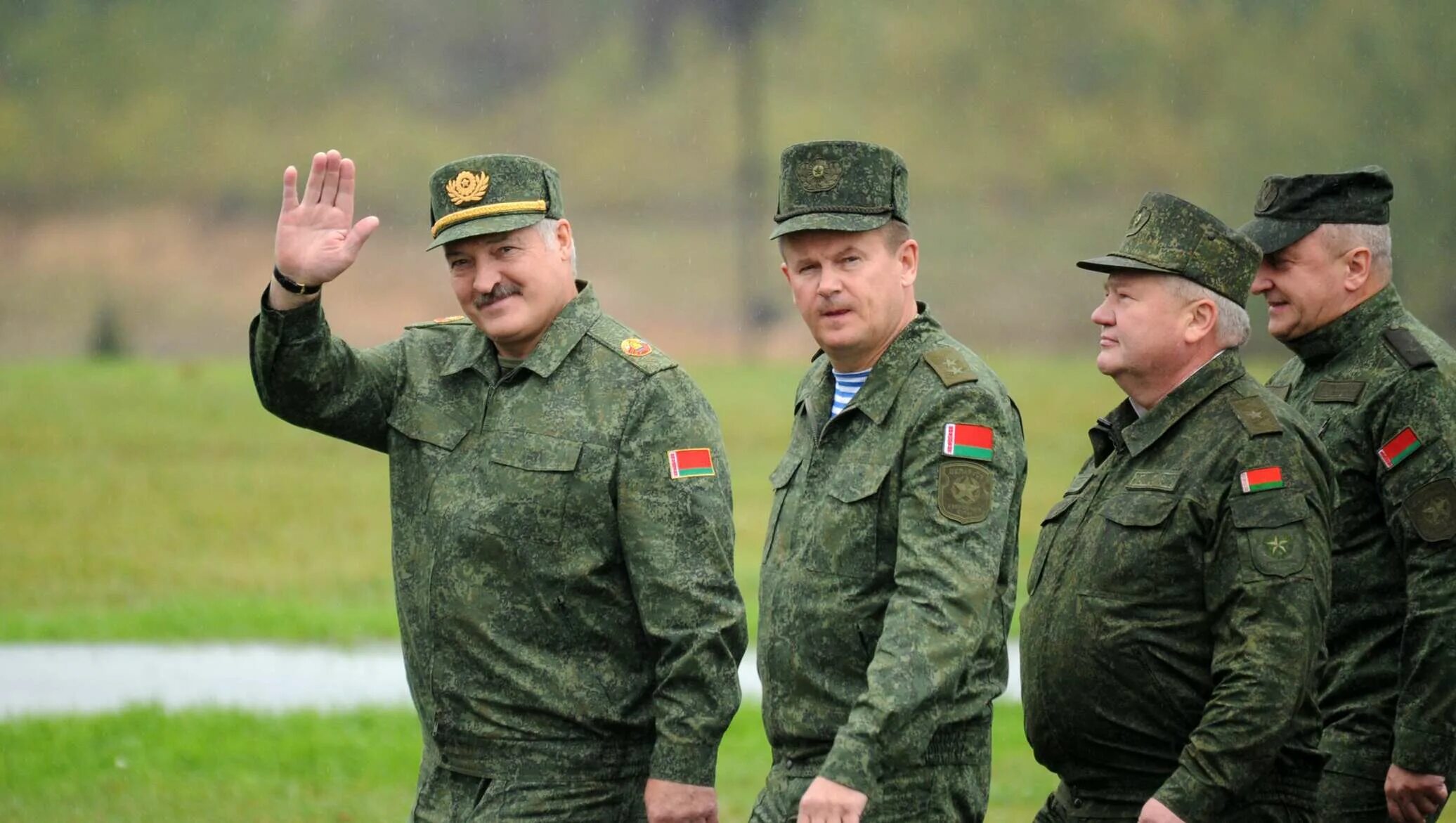 Учения белорусской армии Лукашенко. Военная форма белорусской армии. Форма солдат белорусской армии. Лукашенко Хренин армия.
