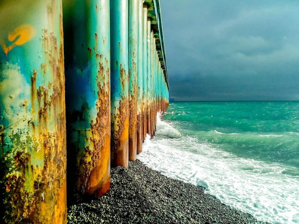 Сочи пирс. Пирс на черном море. Ржавый пирс лазаревское. Мацеста пирс. Центральный сочи пирс.