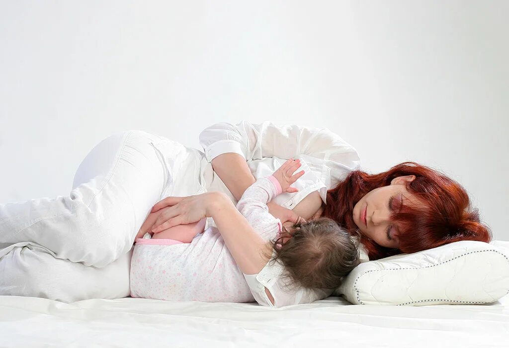 Кормить ребенка на животе. Новорожденный на животе у мамы. Позы для кормления лежа. Биологическое прикладывание поза для кормления. Кормить ребенка на животе.