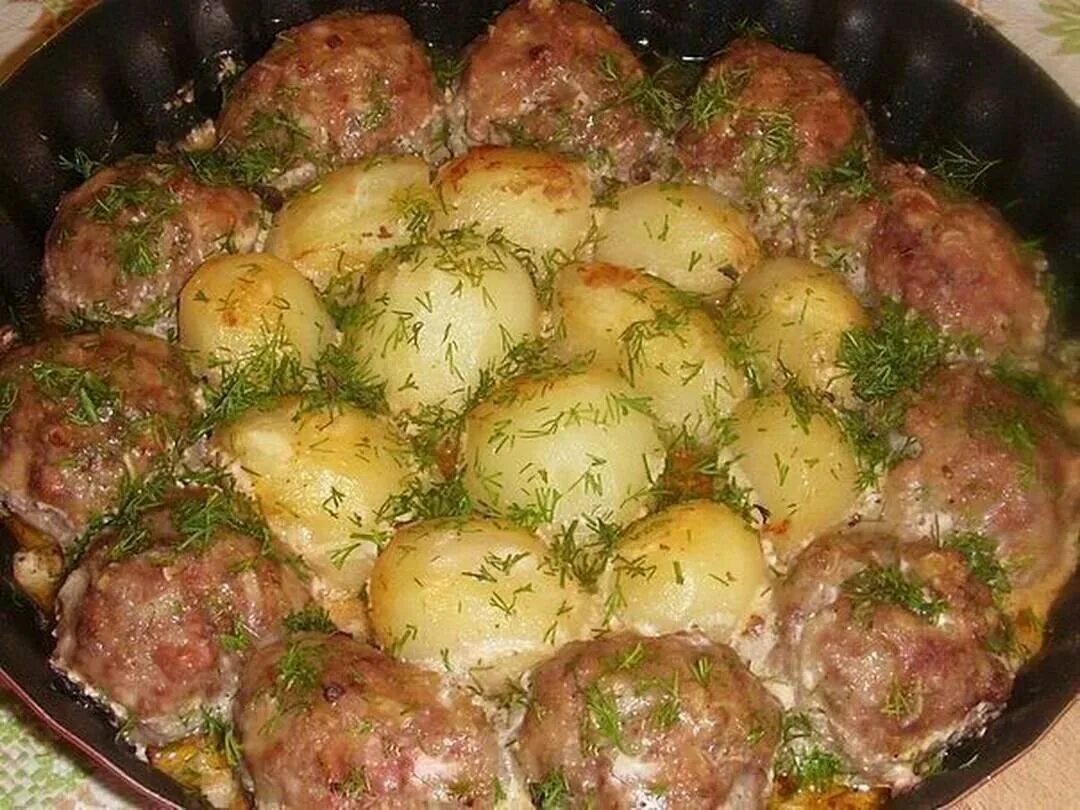 Можно добавлять картофель в котлеты. Тефтели с картошкой в духовке с подливкой. котлетки с картошкой в сметанно-томатном соусе. картошка в духовке с клтлетками. котлеты с картошкой в духовке.
