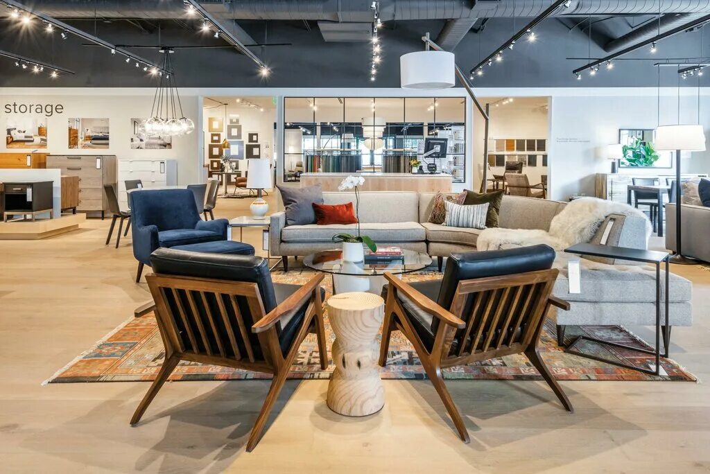 интерьер мебельного салона. пара в магазине мебели. бест мебель. интерьер мебельного магазина. Furniture shop картинка.