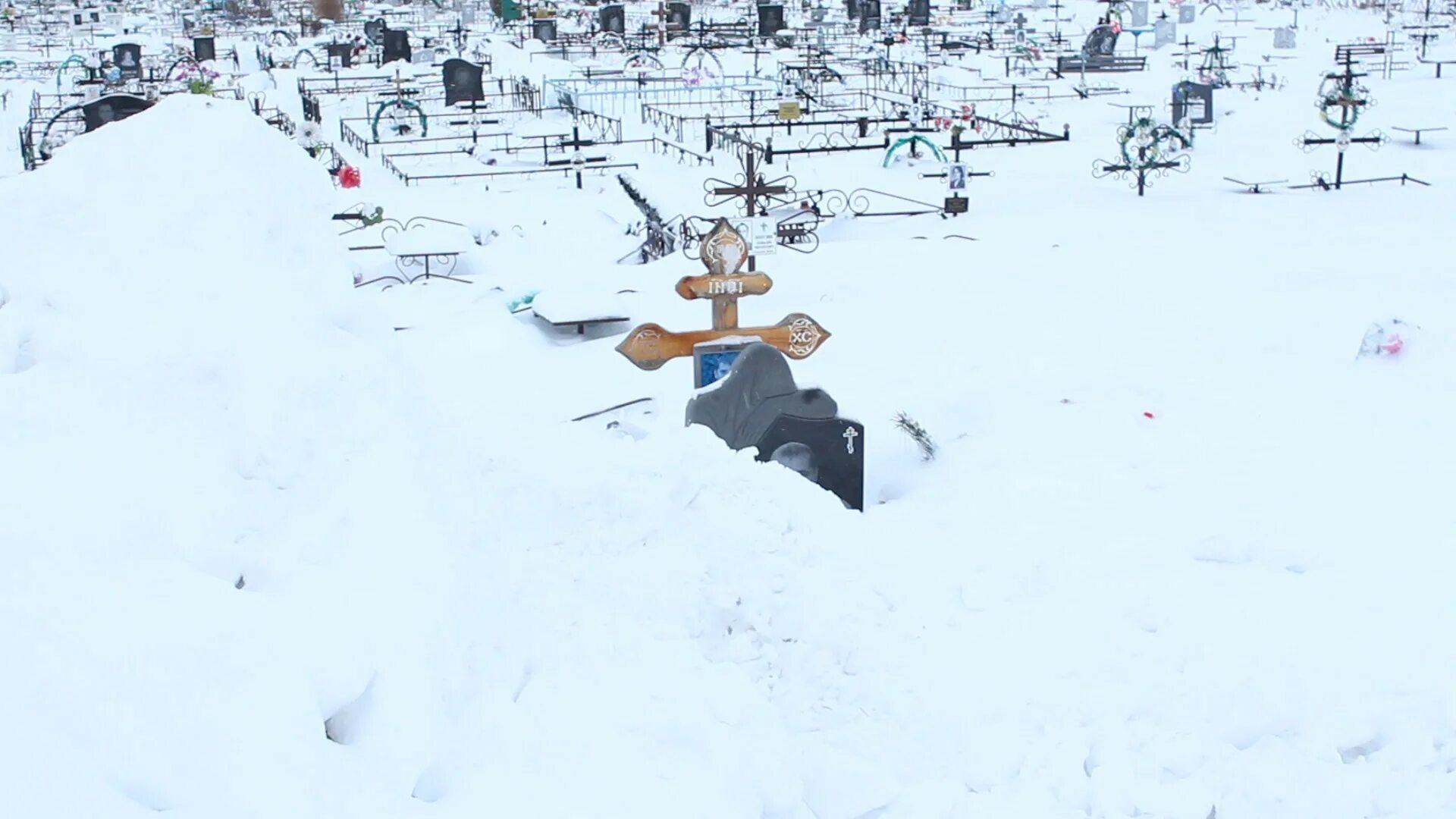 Могила в снегу. Могила в сугробе. Могила из снега. Одинокая могила снег.