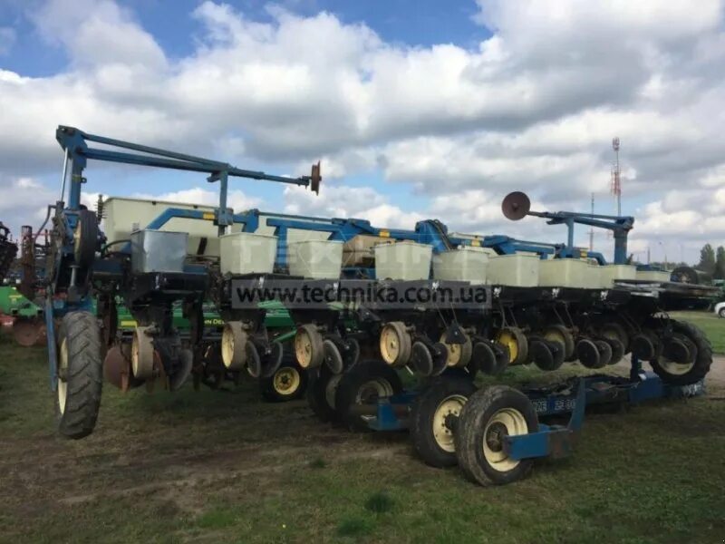 Сеялка Kinze 3030. Разгрузка сеялки Kinze 3605. Сеялка Kinze 3005. Сеялка 3035 фирмы Kinze.