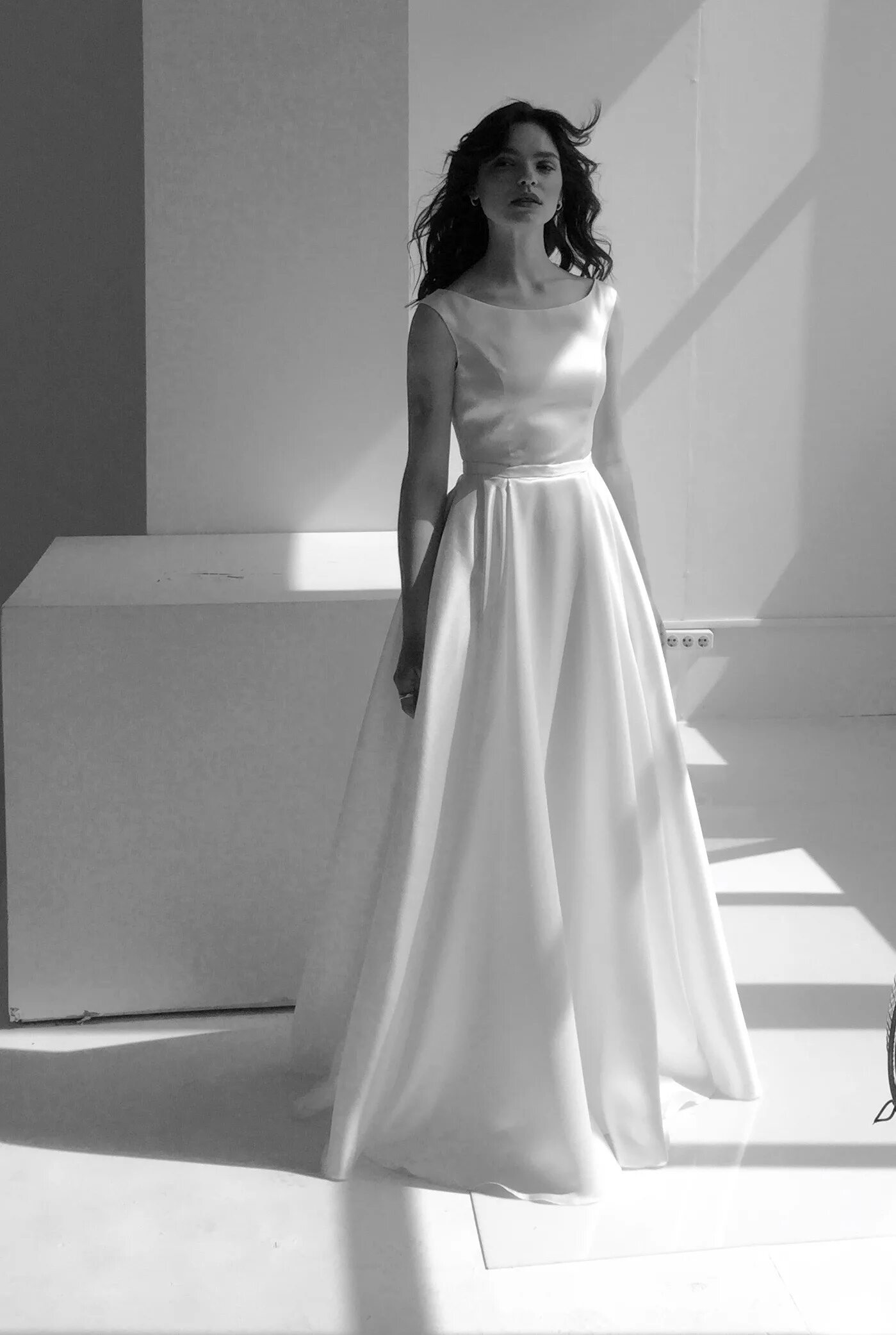 Проновиас минималистичное свадебное платье. Свадебное платье в стиле минимализм. Платье габриэль наталья романова. Свадебное платье минимализм. Платье невесты минимализм.