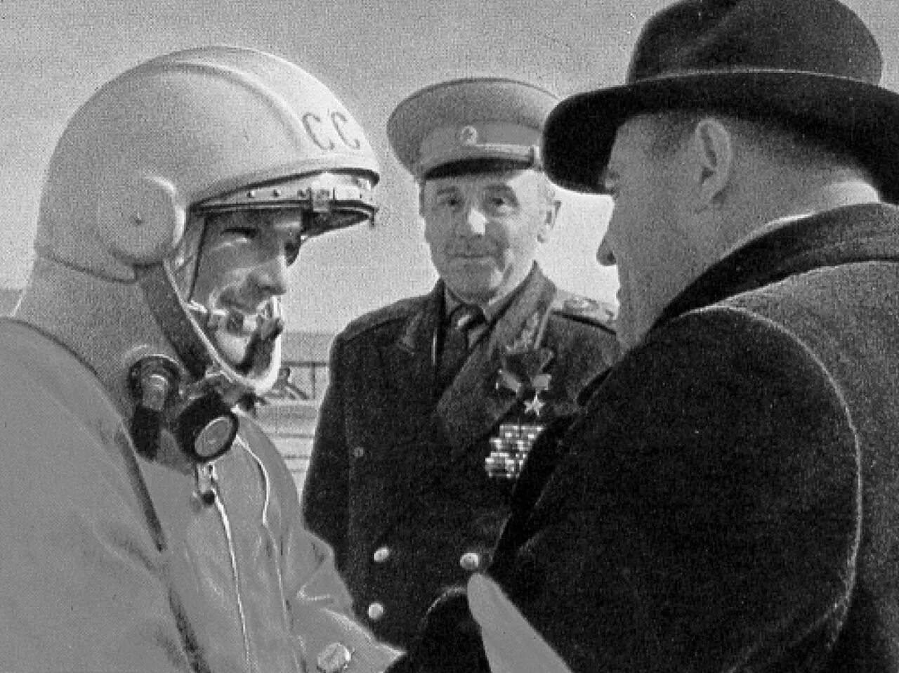 королёв сергей павлович и леонов. конструкторское бюро королев 1960. королёв и гагарин 1961. королев первый полет. королев сергей павлович со спутником.