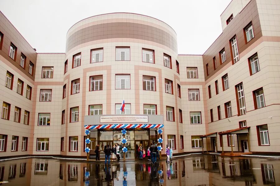 Фото школ в новосибирске. 25 школа новосибирск. Школа 213 новосибирск. Школа 220 новосибирск европейский берег. Школа ключ камышенское плато новосибирск.