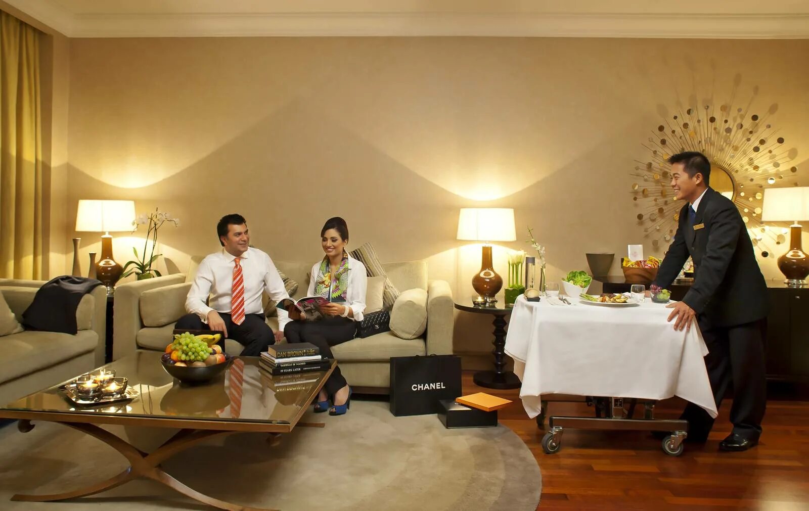 Официант рум сервис. Гости в отеле. Люди в номере отеля. Гостиничное предприятие. Гостеприимство в гостинице.