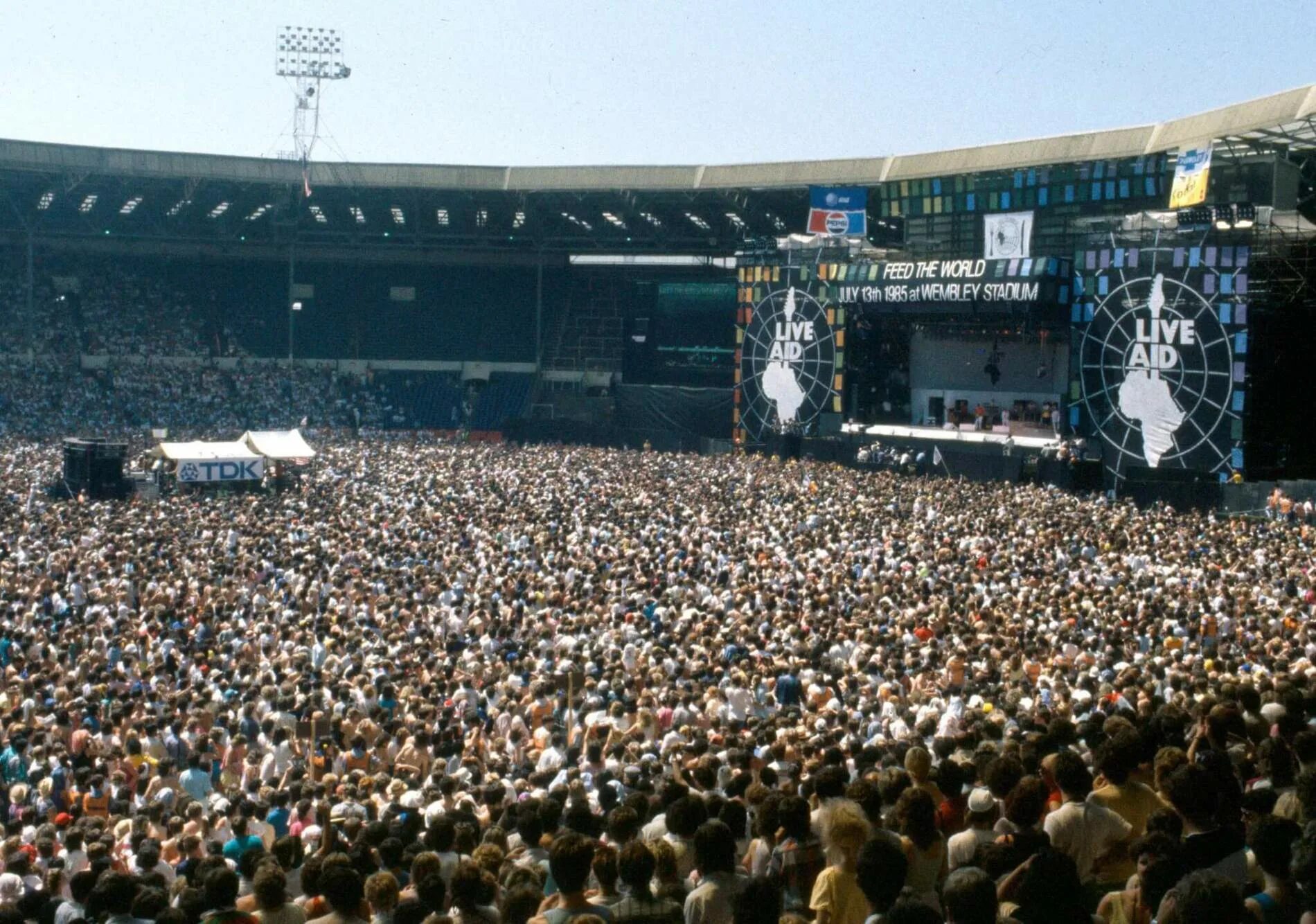 Концерт квин на стадионе. Queen на Уэмбли 1985. Queen Wembley 1985 концерт. Концерт Квин на стадионе Уэмбли 1985. Концерт Live Aid 1985 Queen.