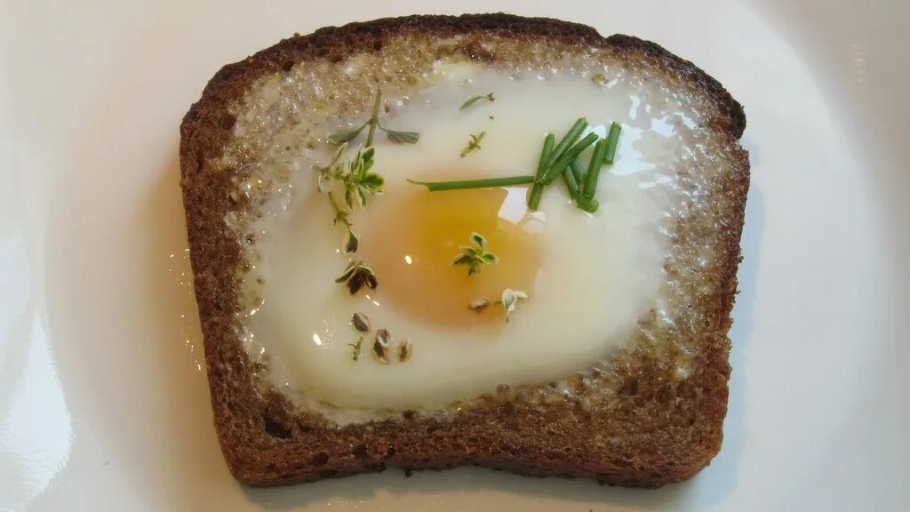 Калорийность бутерброда с черным хлебом. Яйцо в хлебе. Бутерброд с жареным яйцом. Яичница в хлебе. Гренки с яйцом с черным хлебом.