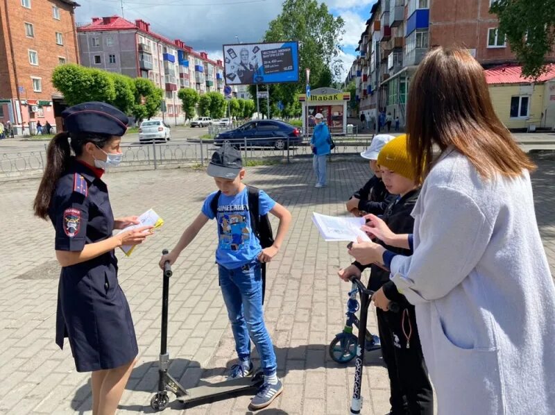 Инспектор пропаганды ГИБДД. Полицейские напомнили детям. ДПС Междуреченск. Полиция Междуреченск.