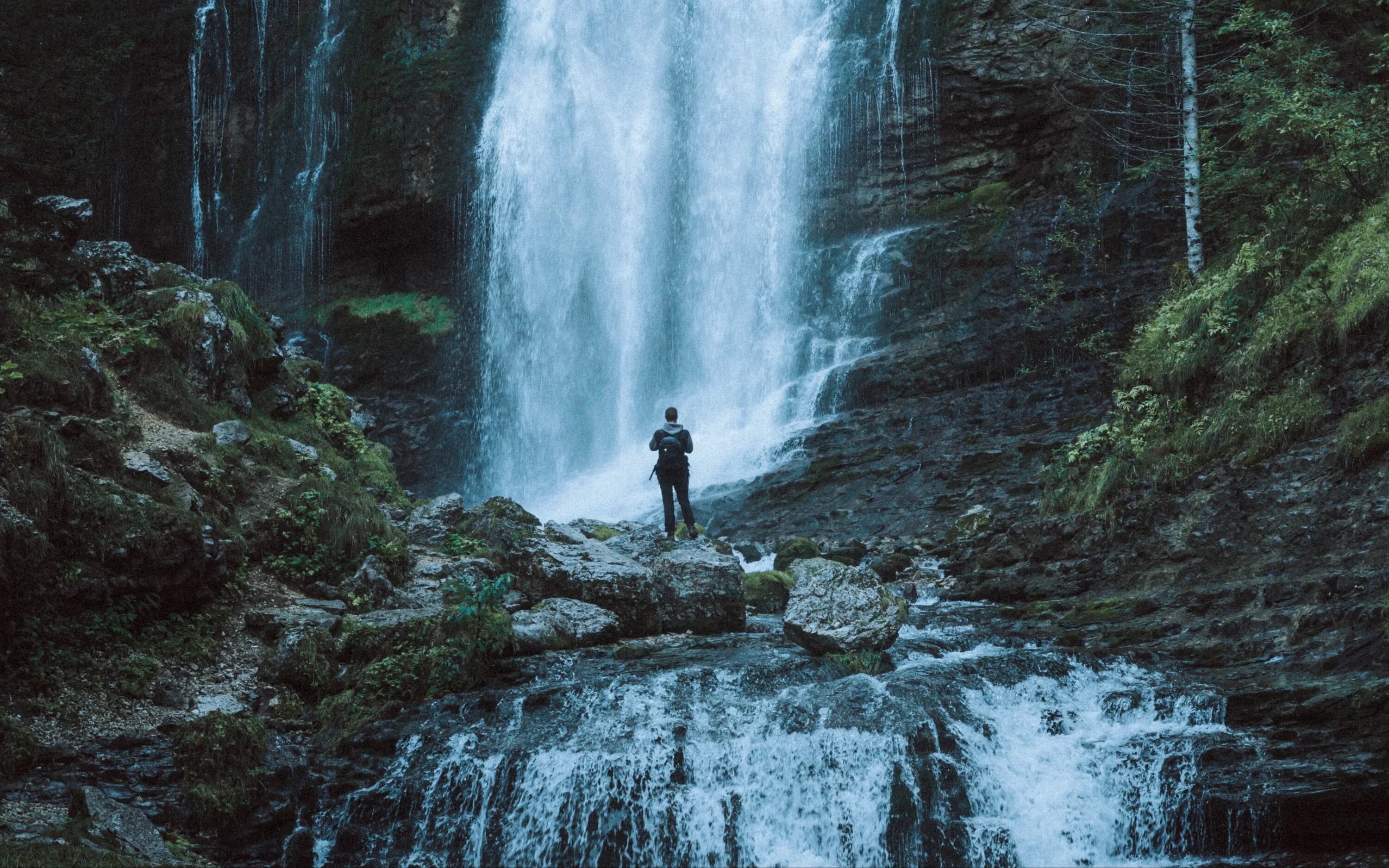 Мои океаны мои водопады если будет. Водопад и человек. Обои 3840x2160 водопады. Водопад Годафосс, Исландия. Картинки на рабочий стол 1920х1080 водопады.