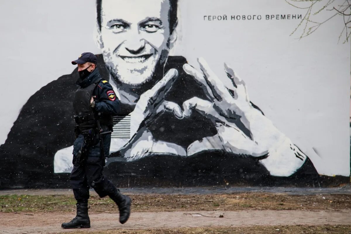 Герой нового времени Навальный граффити. Граффити Навальный в Питере. Герой нашего времени Навальный граффити. Что там с навальным