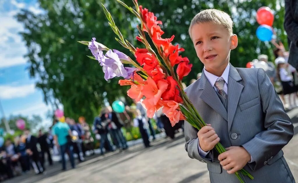 Первоклассник с цветами. Букет "первоклашка". Цветы на первое сентября. Цветы для первоклассника. 20 февраля идут в школу