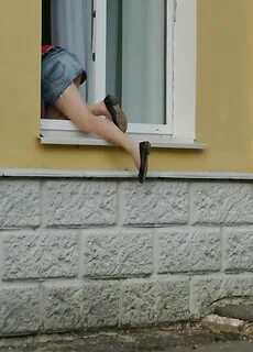 Полез на девушку