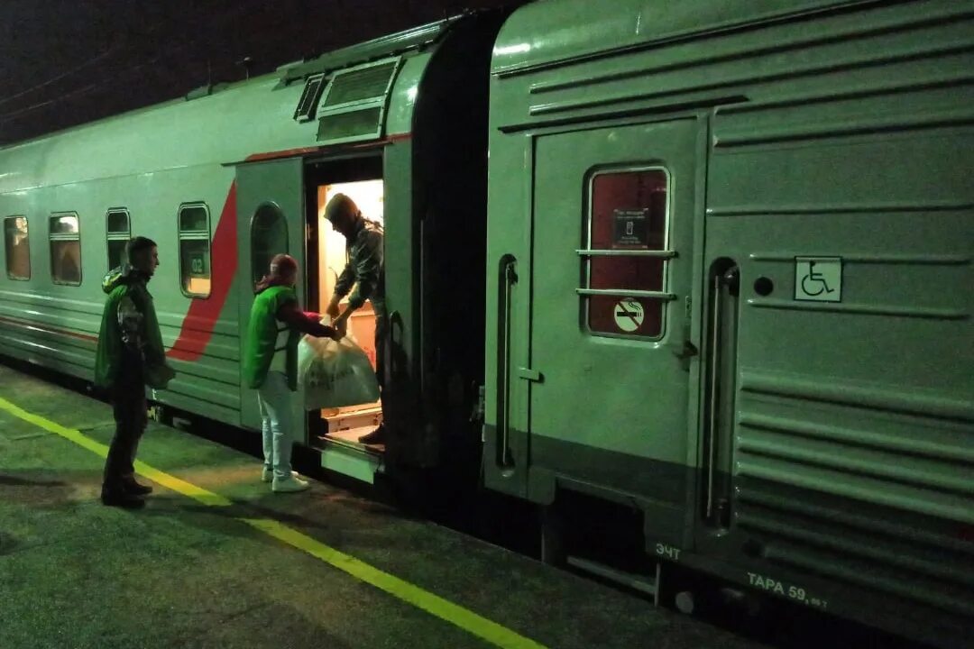 Поезд прибывает на станцию 9 часов. Фотографии поездов. Украинские поезда. Поезда всех времен. Поезд прибывает.