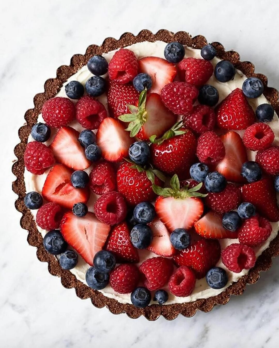 Торт с клубникой и голубикой. Украсить чизкейк ягодами. Торт с ягодами. Украшение торта клубникой и голубикой. Тортик украшенный клубникой и голубикой.
