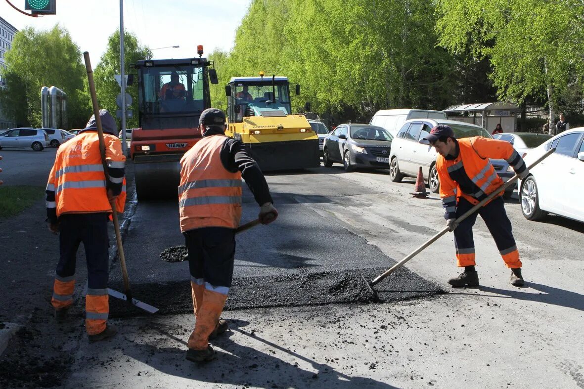 Ремонт дорог в городе. Дорожный рабочий. Дорожные работы. Дорожники на дороге. Ремонт дороги.