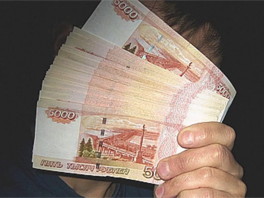 Пятитысячные купюры в руках. Деньги 5000 рублей. Купюры по 5 тысяч рублей. Пять тысяч рублей в руке.