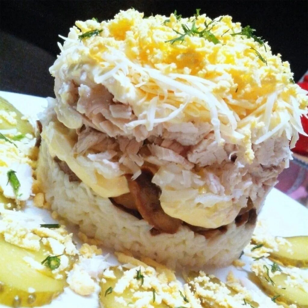 Салат курица копченая картофель яйцо сыр. Салат с ананасом и яблоком. Салат с копченрйнкуриной грудкой. Слоеный салат "зазеркалье". Слоеный салат с куриной грудкой.