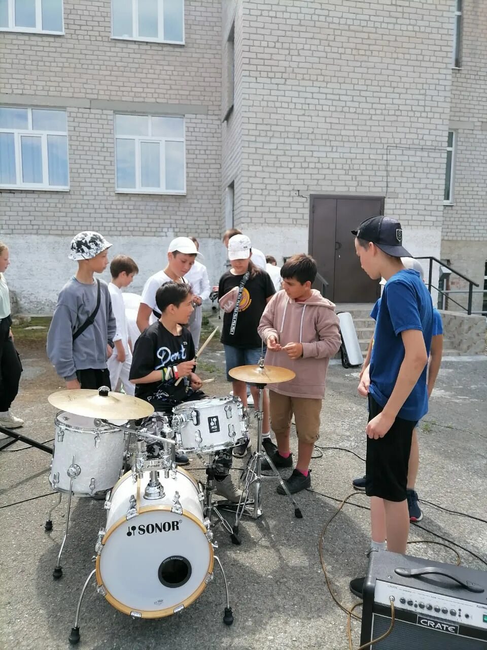 Лето пляж. Счастливые молодые люди. Образовагниезарубежом. "до встречи с тобой", 2016г. Встреча друзей в кафе.