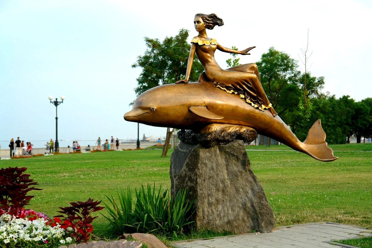 Русалочка магазин. Магазин русалка набережные челны. Скульптура дельфин и русалка на набережной адмирала серебрякова. Русалка набережные. Русалка магазин алкоголя.