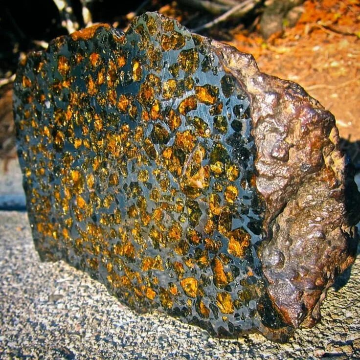 Iron stone. Метеорит палласит. Палласит камень. Оливин минерал метеорит. Железо каменный палласит.