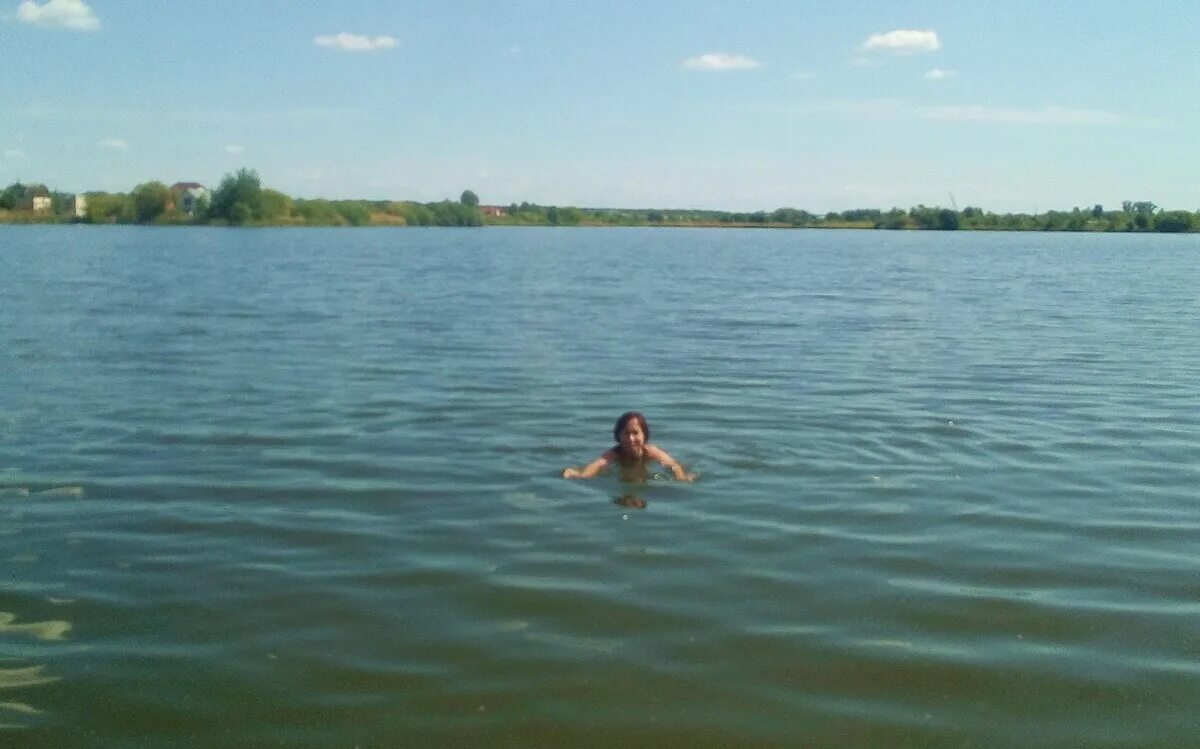 Красное озеро Тамбов. Красное озеро в Краснодаре. Мертвое озеро Тамбов. Красное озеро Красноярский край. Она плавала в озере